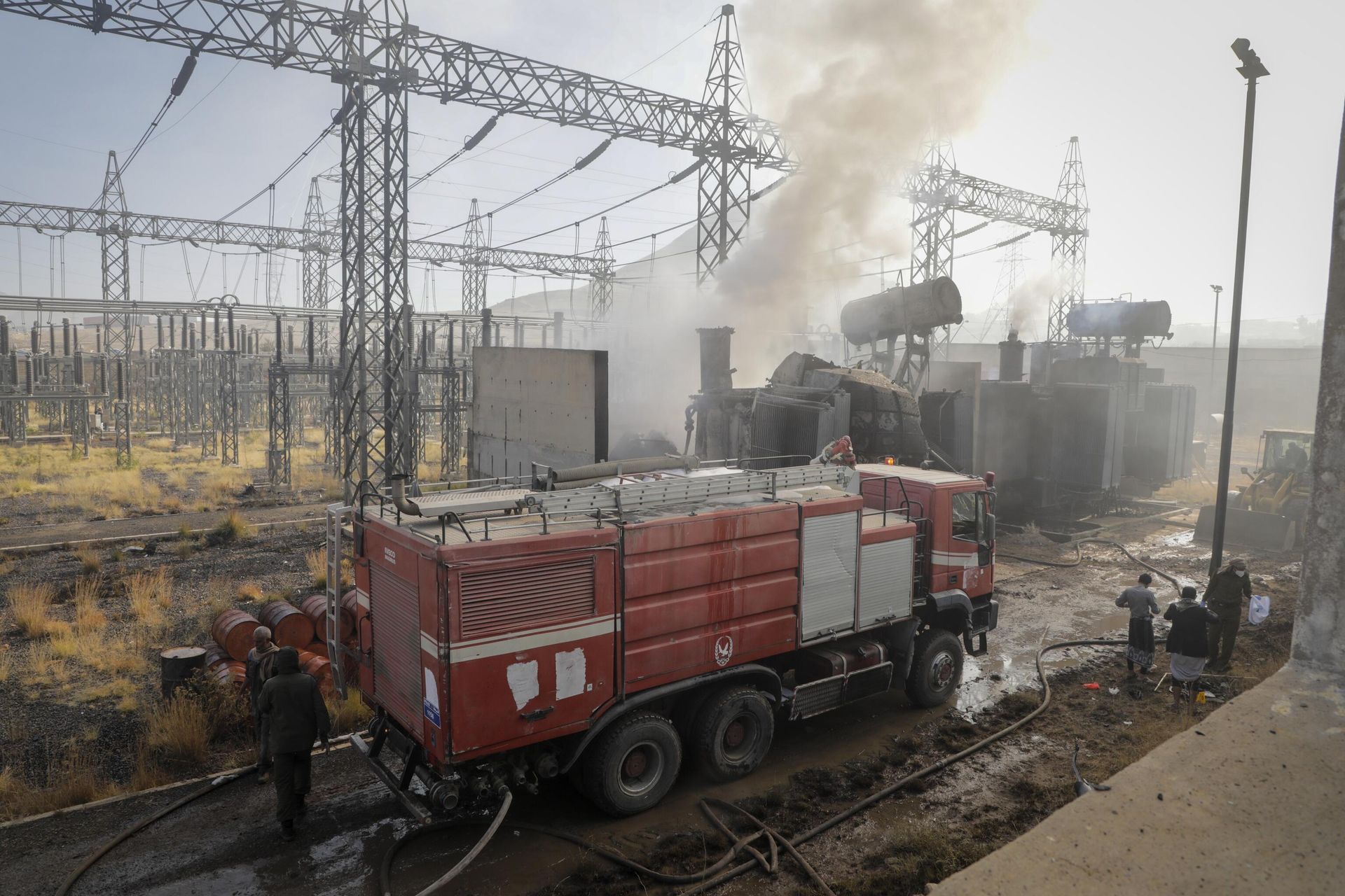 Firefighters work at the scene of an Israeli airstrike on the Haziz power station in southern Sanaa, Yemen, Thursday, Dec. 19, 2024. A series of intense Israeli airstrikes rocked Yemen's rebel-held capital and a port city early Thursday, killing at least nine people, according to officials. Firefighters work at the scene of an Israeli airstrike on the Haziz power station in southern Sanaa, Yemen, Thursday, Dec. 19, 2024. A series of intense Israeli airstrikes rocked Yemen's rebel-held capital and a port city early Thursday, killing at least nine people, according to officials. - Sputnik International, 1920, 19.12.2024