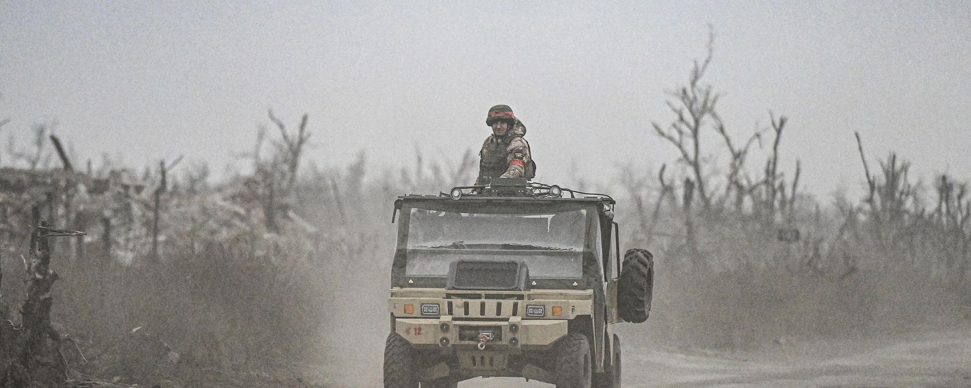 Russian servicemen drive a vehicle in the village of Karlovka, controlled by Russian armed forces, near Krasnoarmeysk  - Sputnik International, 1920, 06.04.2026