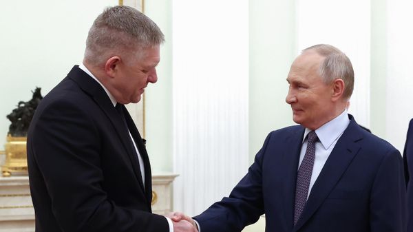 Slovak Prime Minister Robert Fico and Russian President Vladimir Putin shake hands before a meeting at the Kremlin in Moscow, Russia - Sputnik International