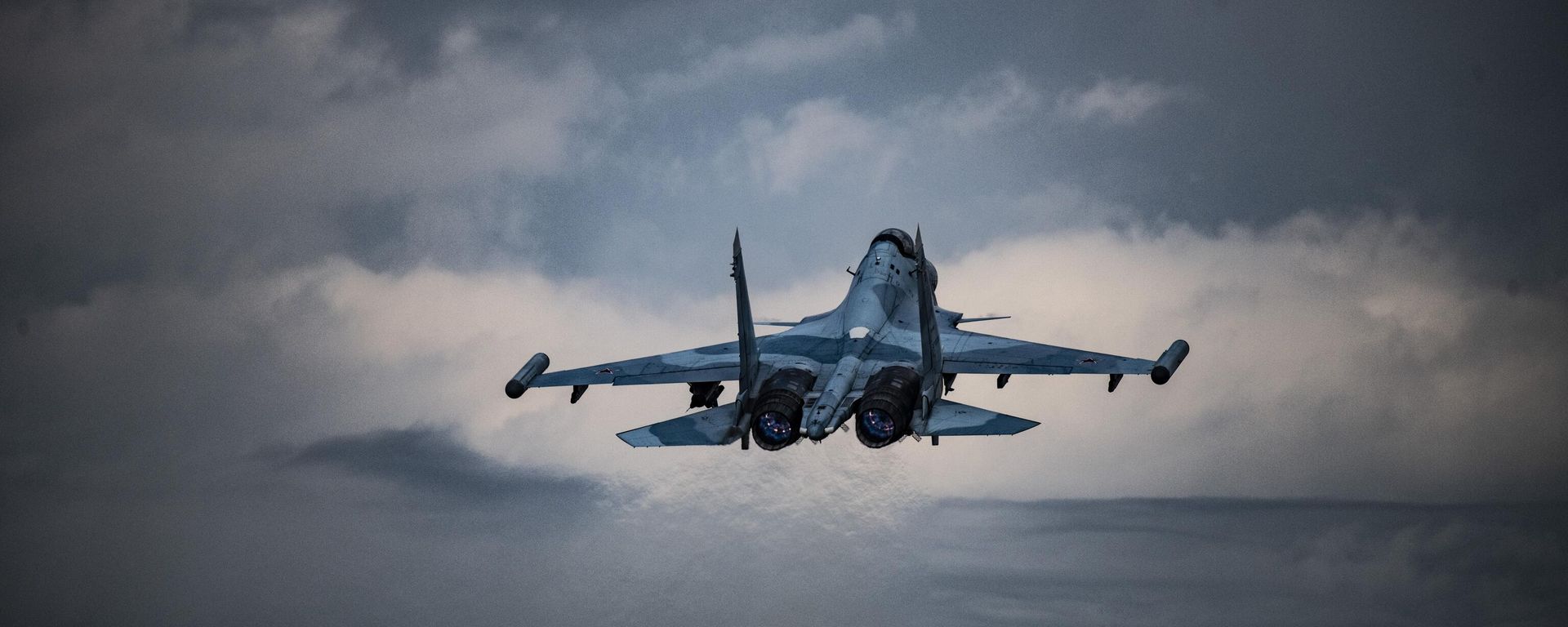 A Sukhoi Su-30SM fighter jet of the Russian Aerospace Forces flies, in the course of Russia's special military operation - Sputnik International, 1920, 23.12.2024