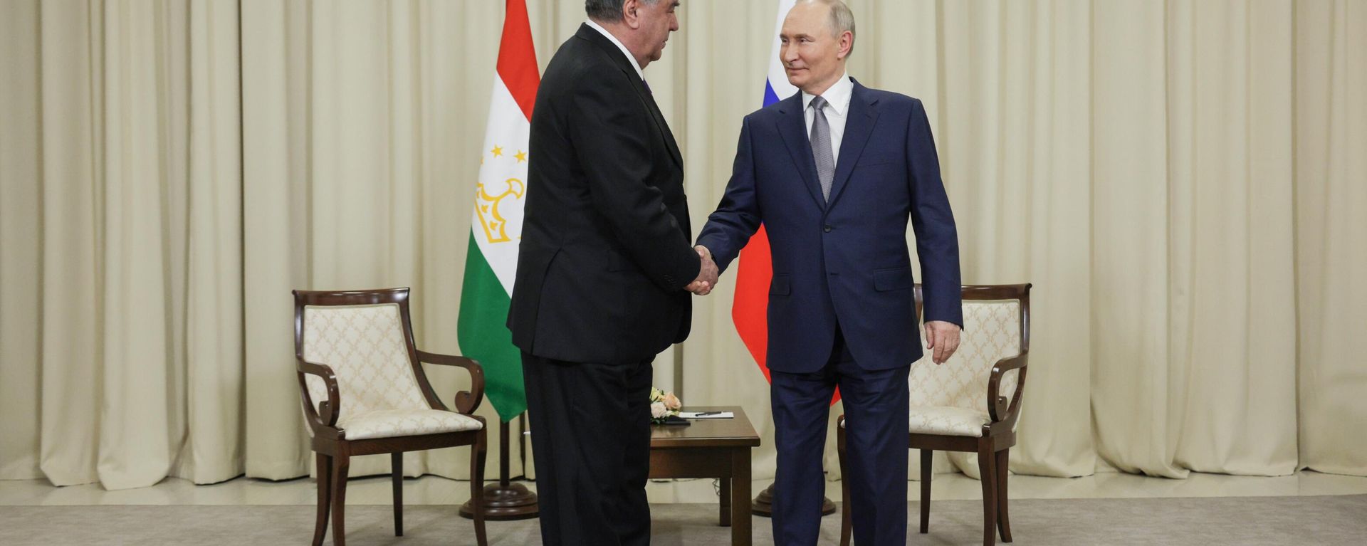 Russian President Vladimir Putin and Tajik President Emomali Rahmon shake hands during a meeting at the Igora resort in the Leningrad Region Russian President Vladimir Putin and Tajik President Emomali Rahmon shake hands during a meeting at the Igora resort in the Leningrad Region - Sputnik International, 1920, 24.12.2024