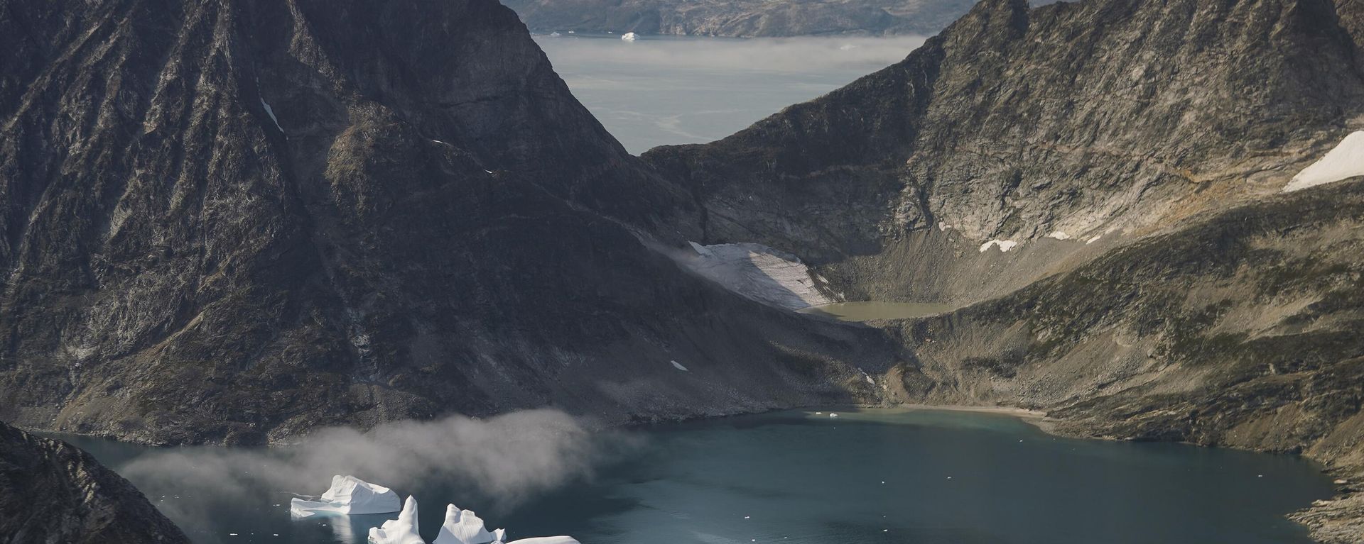 icebergs are photographed from the window of an airplane carrying NASA scientists as they fly on a mission to track melting ice in eastern Greenland. icebergs are photographed from the window of an airplane carrying NASA scientists as they fly on a mission to track melting ice in eastern Greenland. - Sputnik International, 1920, 25.12.2024
