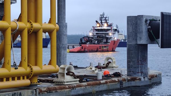 A tugboat lifts a liquefied gas production platform out of a dry dock at Novatek-Murmansk's Large-Capacity Marine Construction Center. - Sputnik International