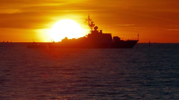 A Russian Coast Guard ship patrols the Gulf of Finland waters outside a G-20 summit at a sunset in St. Petersburg, Russia on Wednesday, Sept. 4, 2013 - Sputnik International