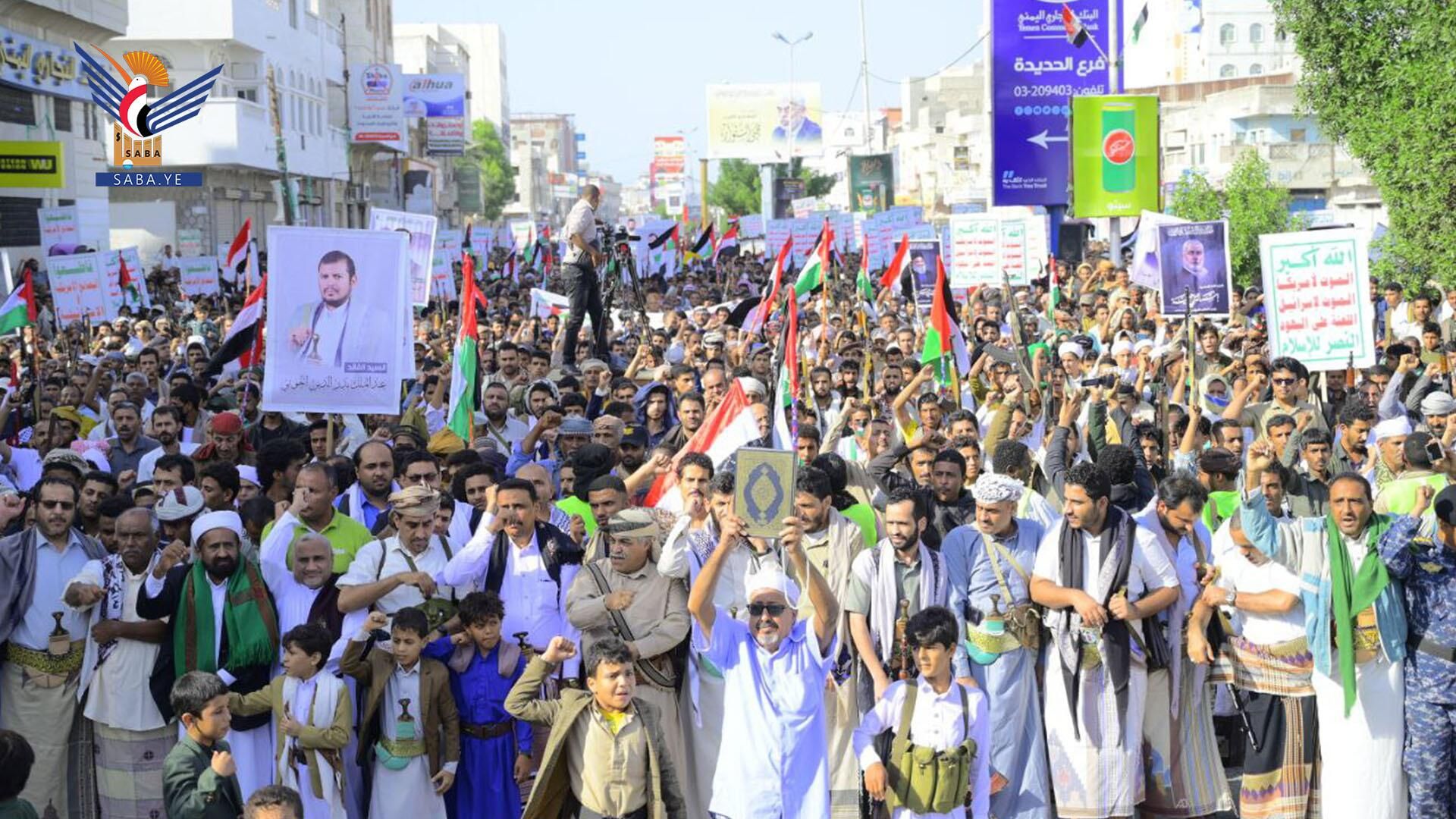 Residents of Hodeidah, one of the provinces struck by Israel in a large-scale aerial attack on December 26, gather in Hodeidah city on Friday, December 27, 2024 to mark their solidarity with residents of Gaza and to condemn the US and Israel. Residents of Hodeidah, one of the provinces struck by Israel in a large-scale aerial attack on December 26, gather in Hodeidah city on Friday, December 27, 2024 to mark their solidarity with residents of Gaza and to condemn the US and Israel. - Sputnik International, 1920, 27.12.2024