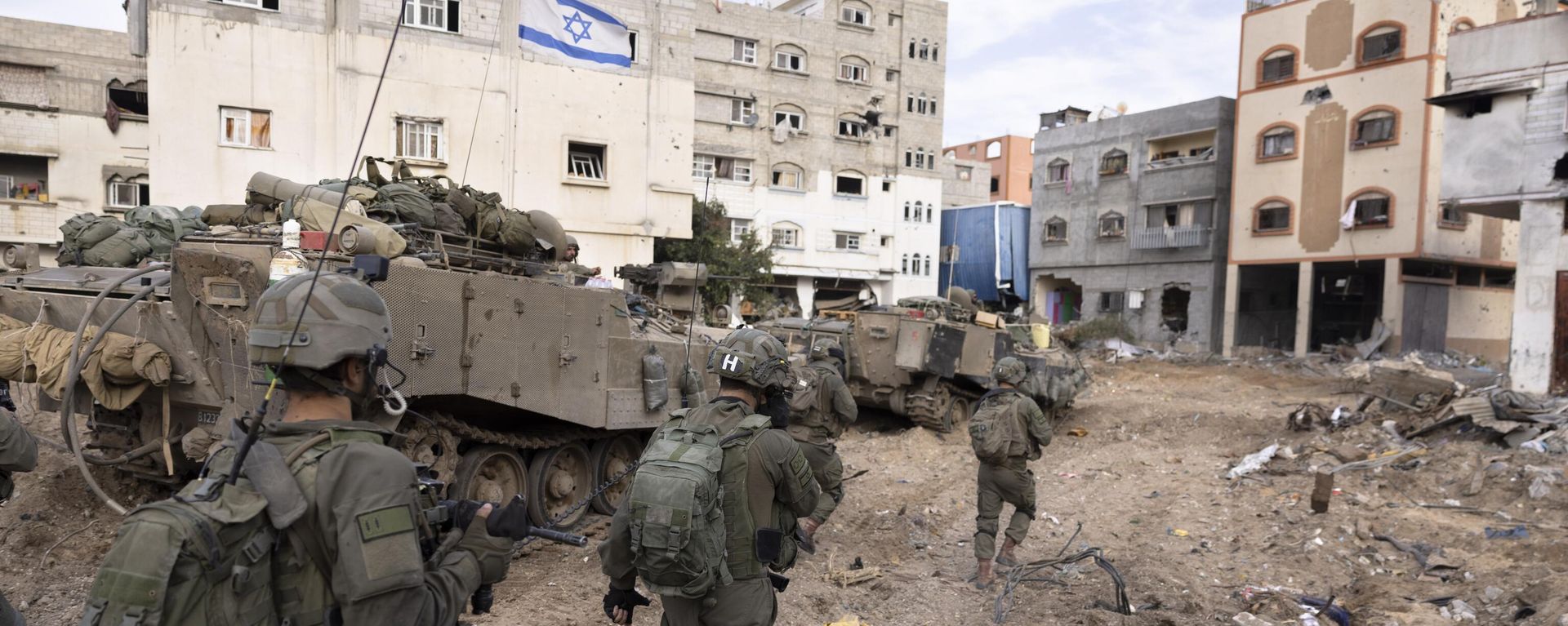 Israeli soldiers walk in Gaza City's Shijaiyah neighborhood on Dec. 8, 2023, as part of an operation to round up hundreds of Palestinians across the northern Gaza Strip and truck some to an undisclosed location. Israeli soldiers walk in Gaza City's Shijaiyah neighborhood on Dec. 8, 2023, as part of an operation to round up hundreds of Palestinians across the northern Gaza Strip and truck some to an undisclosed location. - Sputnik International, 1920, 29.12.2024