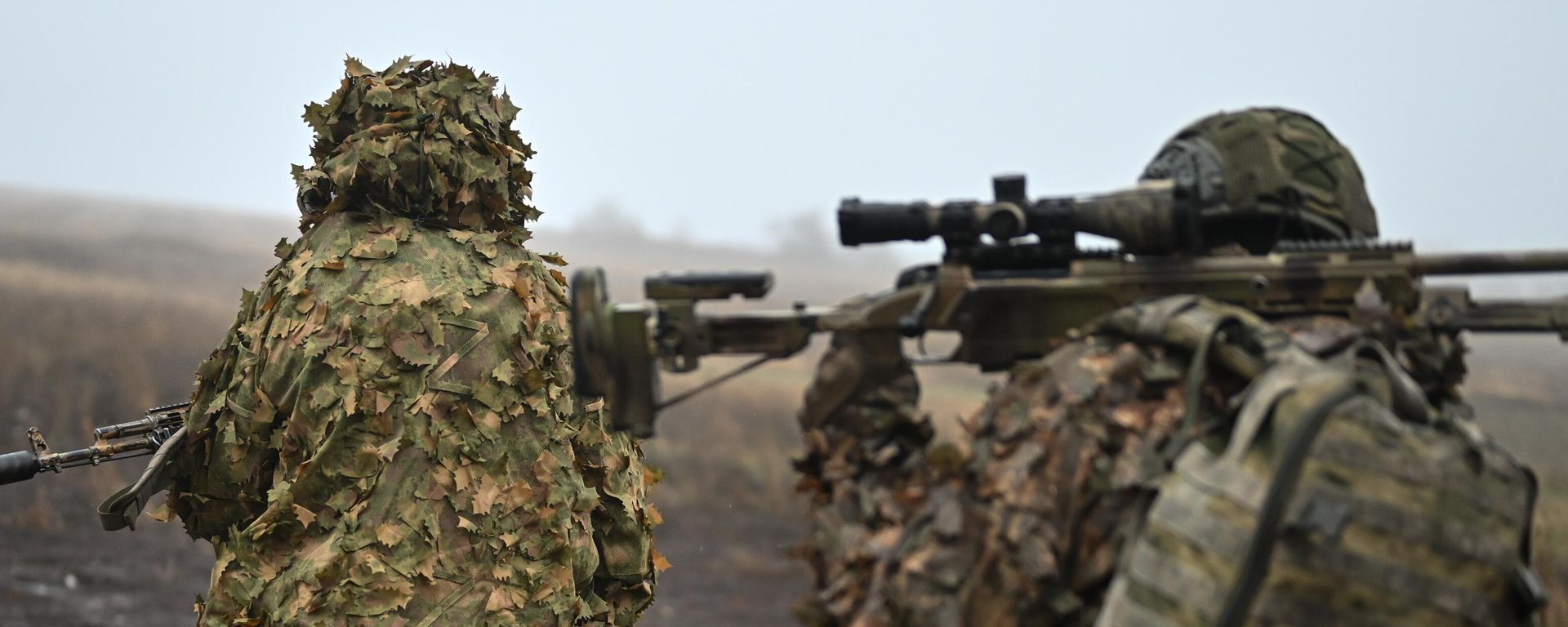 Russian snipers of the special-purpose unit of the Battlegroup Tsentr move to a position  - Sputnik International, 1920, 02.05.2026