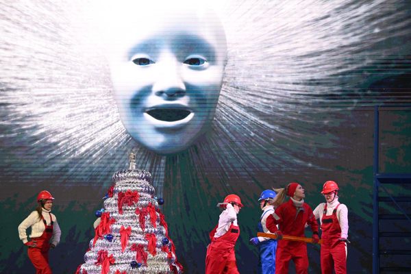A New Year's dance show, performed on stage three times a day, celebrates the work of engineers and showcases domestic achievements in technology and science. - Sputnik International