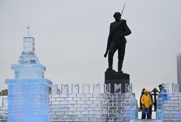 History enthusiasts can explore the frozen defenses of Moscow's fortress. - Sputnik International