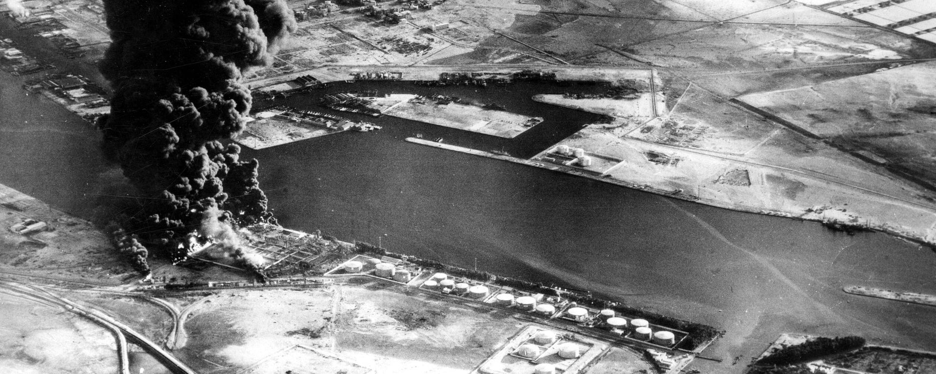 In this Nov. 11, 1956 file photo, fuel installations on the Suez Canal burn after an attack by aircraft of the Sea Venom Squadron from HMS Eagle as Britain, France and Israel intervened militarily and occupied the canal zone following Egypt nationalizing the canal. In this Nov. 11, 1956 file photo, fuel installations on the Suez Canal burn after an attack by aircraft of the Sea Venom Squadron from HMS Eagle as Britain, France and Israel intervened militarily and occupied the canal zone following Egypt nationalizing the canal. - Sputnik International, 1920, 01.01.2025