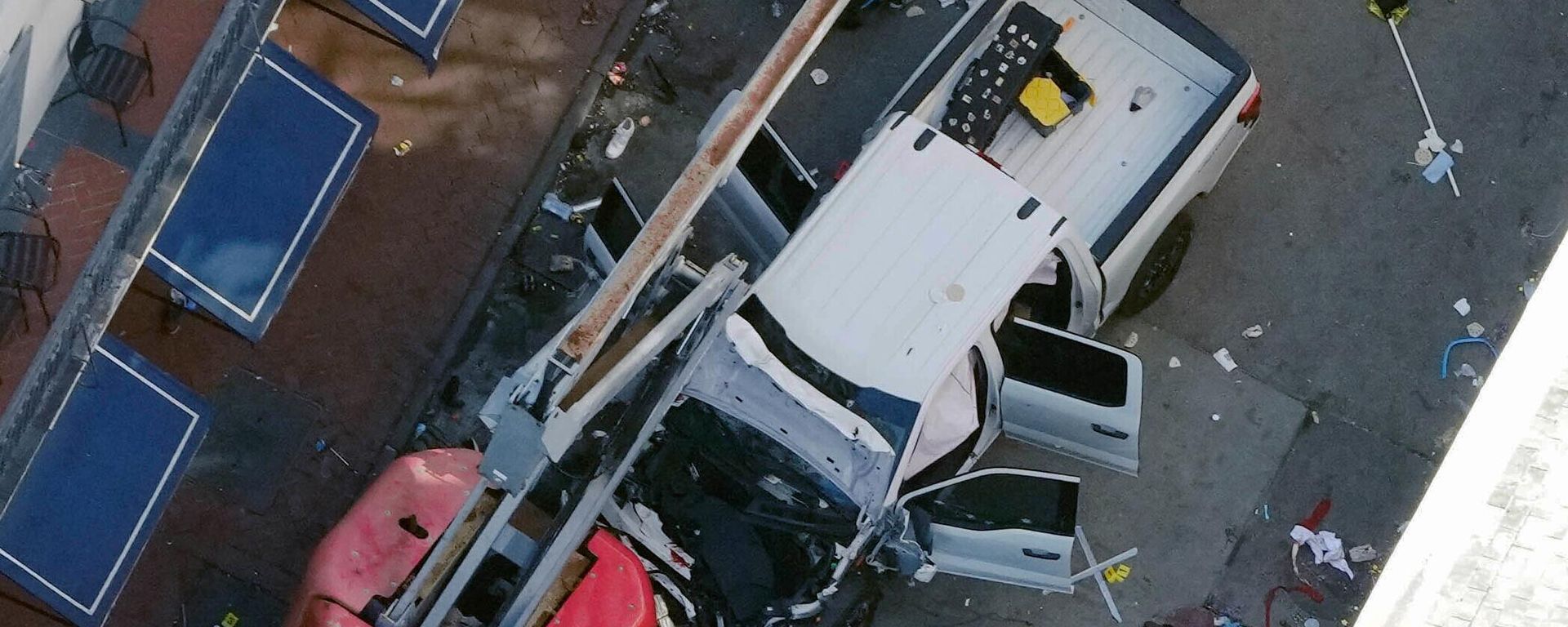 A black flag with white lettering lies on the ground rolled up behind a pickup truck that a man drove into a crowd on Bourbon Street in New Orleans, killing and injuring a number of people, early Wednesday morning, Jan. 1, 2025. - Sputnik International, 1920, 02.01.2025