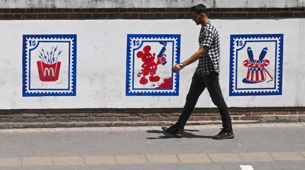 Murals depicting a new spin on famous American cultural landmarks at the former US Embassy compound in Tehran, Iran. File photo. - Sputnik International