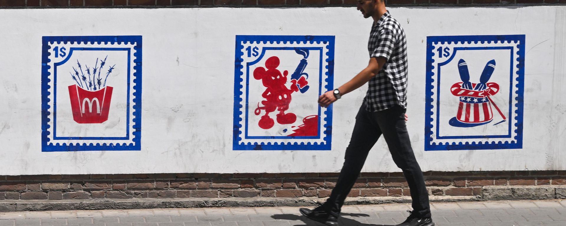 Murals depicting a new spin on famous American cultural landmarks at the former US Embassy compound in Tehran, Iran. File photo. Murals depicting a new spin on famous American cultural landmarks at the former US Embassy compound in Tehran, Iran. File photo. - Sputnik International, 1920, 02.01.2025