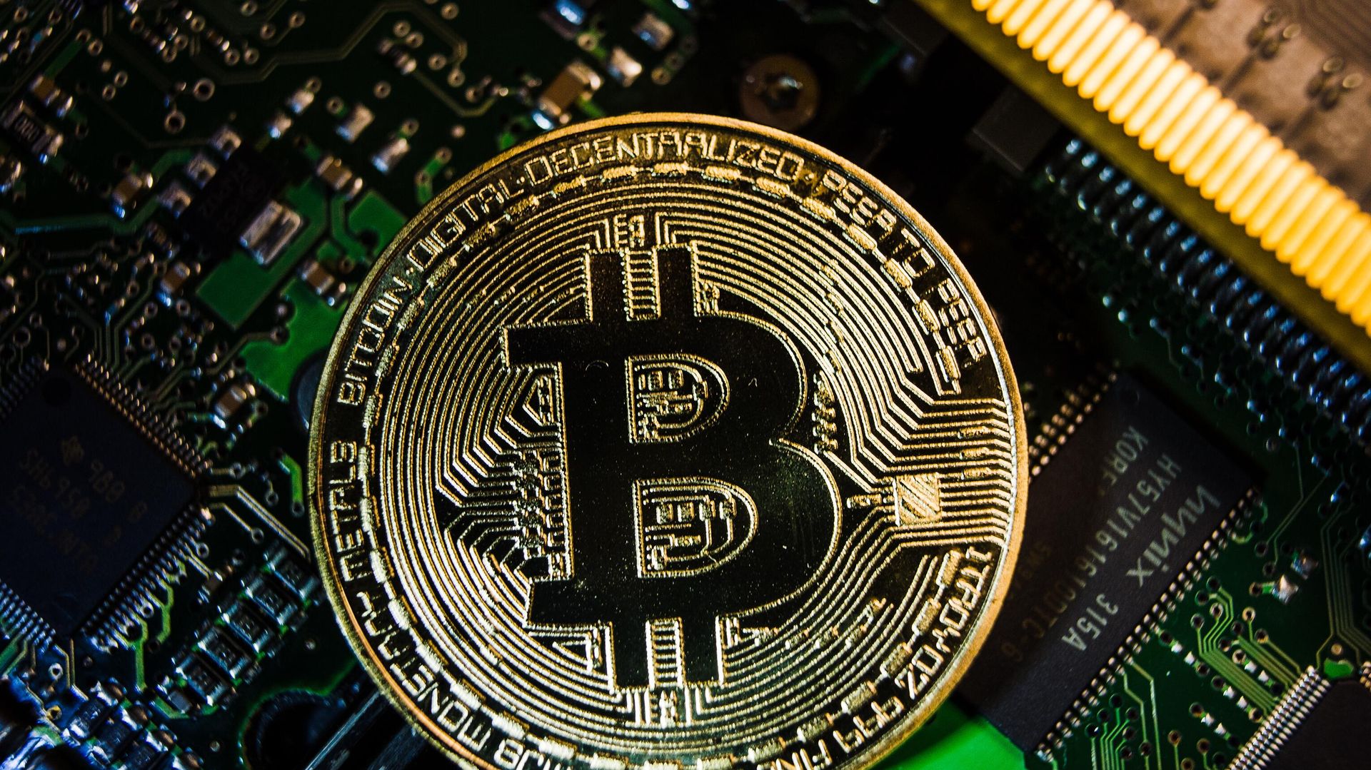 Souvenir coin with the logo of the cryptocurrency bitcoin Souvenir coin with the logo of the cryptocurrency bitcoin - Sputnik International, 1920, 03.01.2025