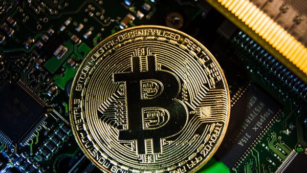 Souvenir coin with the logo of the cryptocurrency bitcoin - Sputnik International