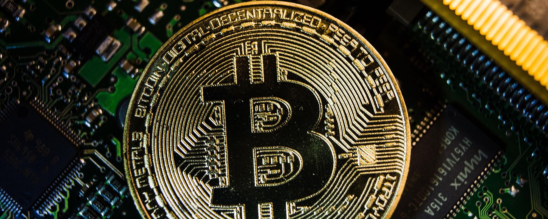 Souvenir coin with the logo of the cryptocurrency bitcoin - Sputnik International, 1920, 07.04.2025