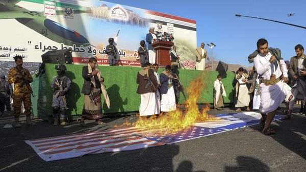 Houthi supporters burn Israeli and American flags during an anti-Israel rally in Sanaa, Yemen, Friday, Dec. 27, 2024. - Sputnik International