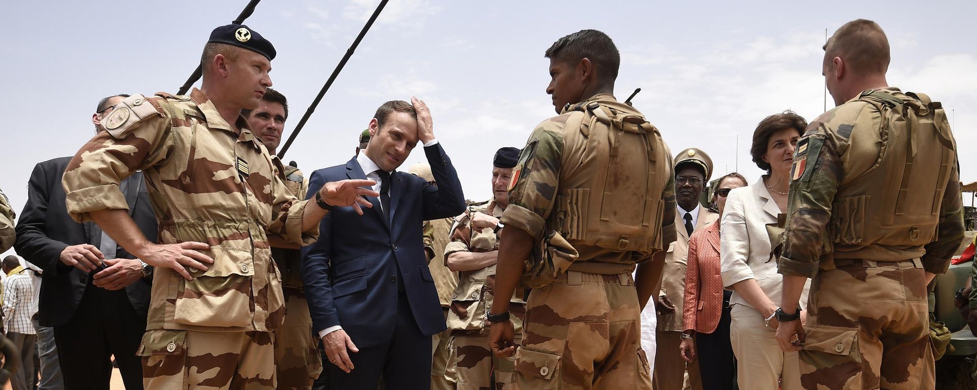 French President Emmanuel Macron, center left, visits soldiers of Operation Barkhane, France's largest overseas military operation, in Gao, Northern Mali on May 19, 2017. French President Emmanuel Macron, center left, visits soldiers of Operation Barkhane, France's largest overseas military operation, in Gao, Northern Mali on May 19, 2017. - Sputnik International, 1920, 07.01.2025