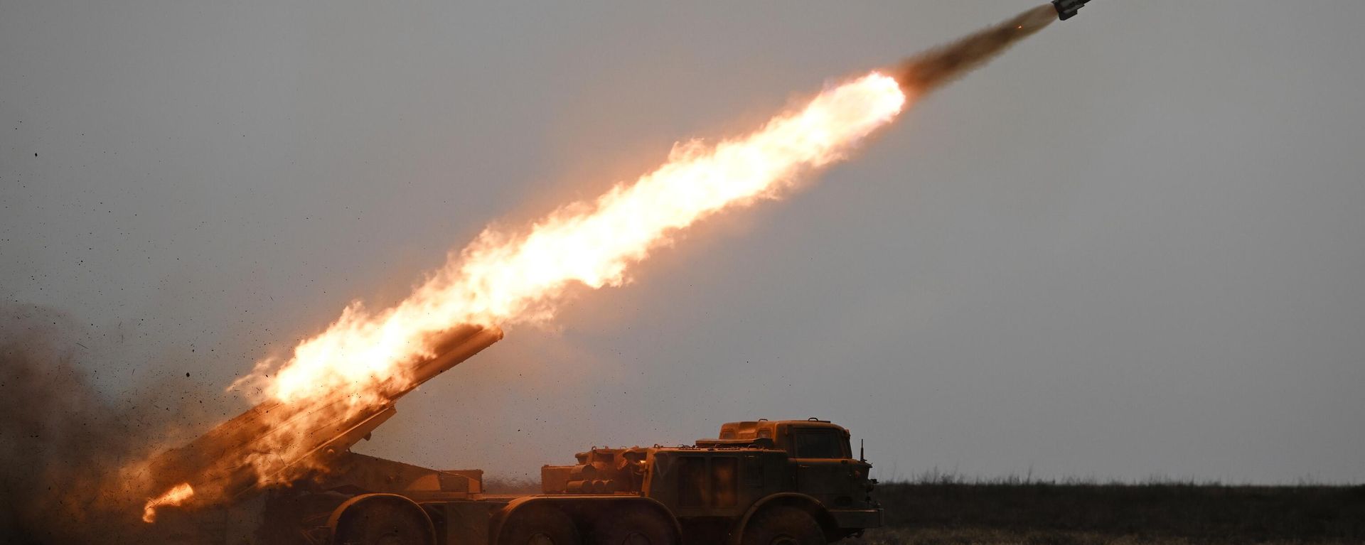 Russian servicemen fire a BM-27 Uragan (Hurricane) multiple rocket launcher towards Ukrainian positions - Sputnik International, 1920, 16.04.2026
