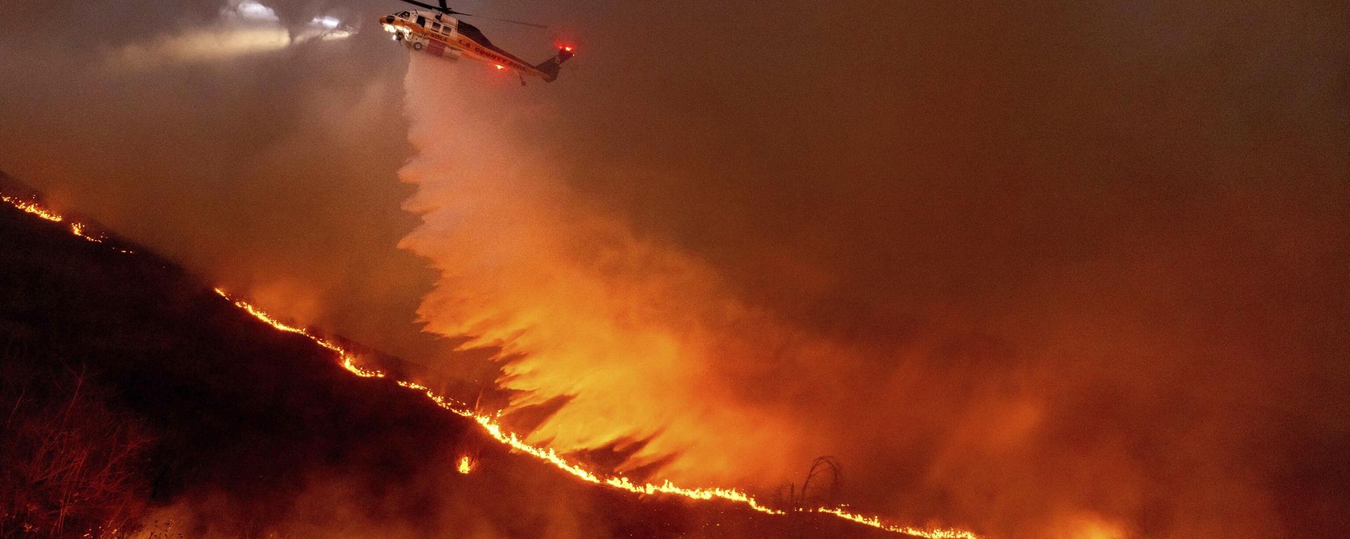 Water is dropped by helicopter on the Kenneth Fire Water is dropped by helicopter on the Kenneth Fire - Sputnik International, 1920, 10.01.2025