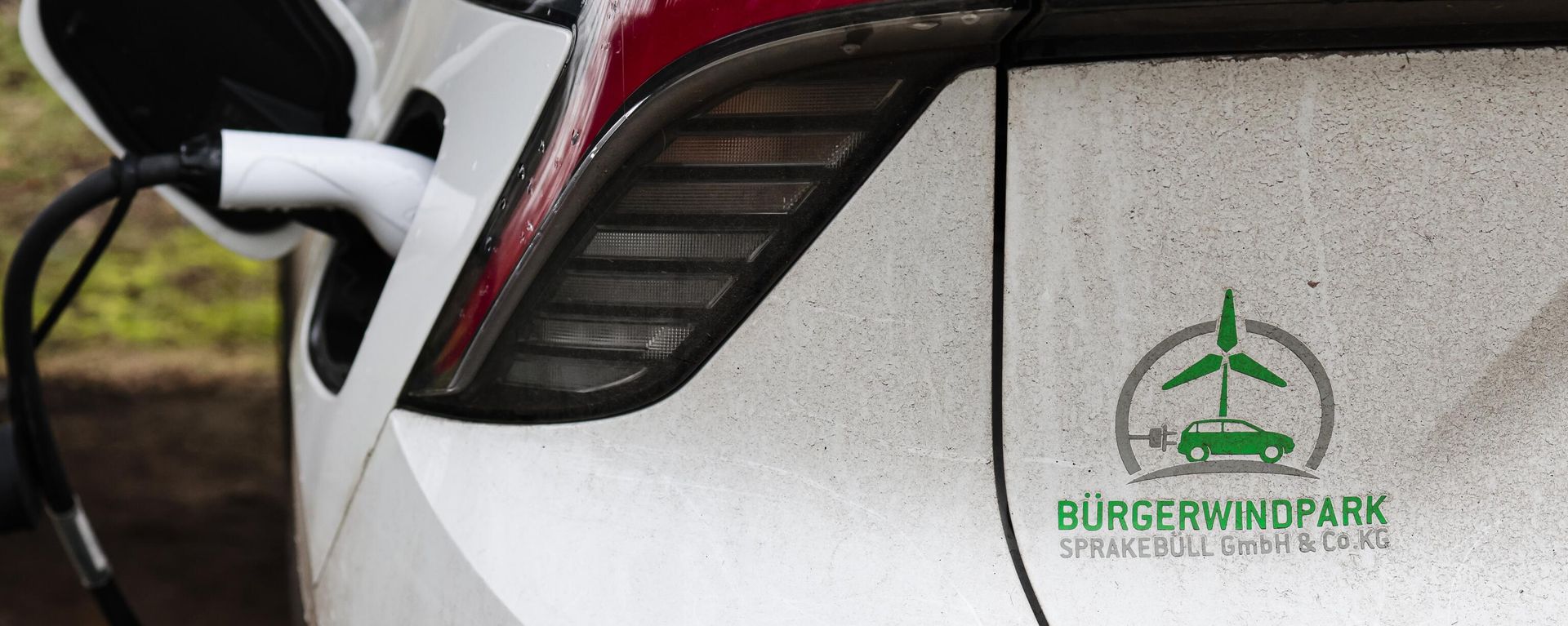An electric car a logo of the Citizens' wind farm company stands at a charging station in Sprakebuell, Germany, Thursday, March 14, 2024. Sprakebuell is something of a model village for the energy transition - with an above-average number of electric cars, a community wind farm and renewable heat from biogas. All houses in the village center have been connected to the local heating network and all old oil heating systems have been removed. An electric car a logo of the Citizens' wind farm company stands at a charging station in Sprakebuell, Germany, Thursday, March 14, 2024. Sprakebuell is something of a model village for the energy transition - with an above-average number of electric cars, a community wind farm and renewable heat from biogas. All houses in the village center have been connected to the local heating network and all old oil heating systems have been removed. - Sputnik International, 1920, 11.01.2025