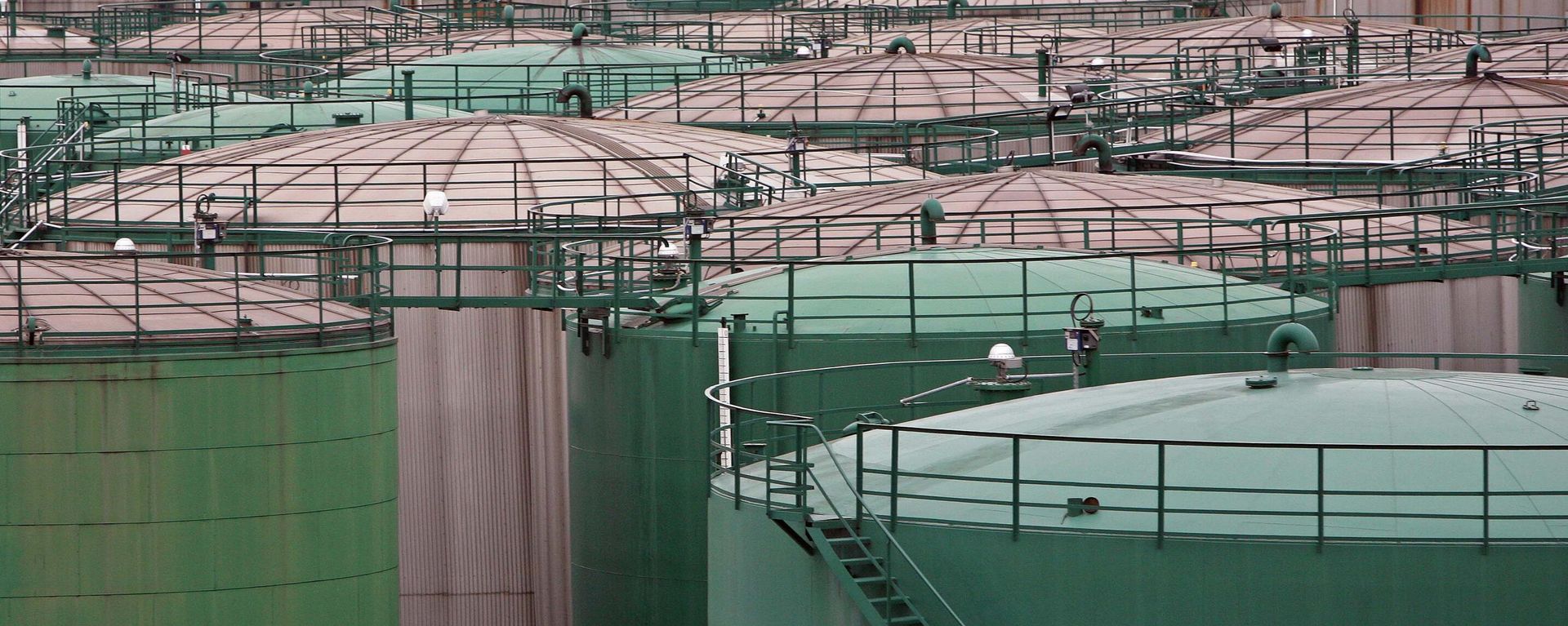 Oil storage tanks in Hamburg, Germany. File photo. Oil storage tanks in Hamburg, Germany. File photo. - Sputnik International, 1920, 11.01.2025