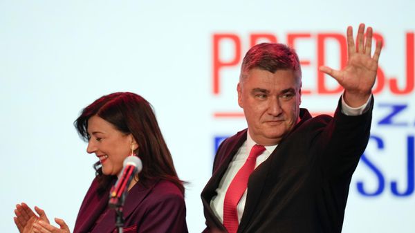 Incumbent president and presidential candidate Zoran Milanovic, right, greets supporters after his headquarters claimed victory in elections in Zagreb, Croatia, Sunday, Dec. 29, 2024 Incumbent president and presidential candidate Zoran Milanovic, right, greets supporters after his headquarters claimed victory in elections in Zagreb, Croatia, Sunday, Dec. 29, 2024 - Sputnik International
