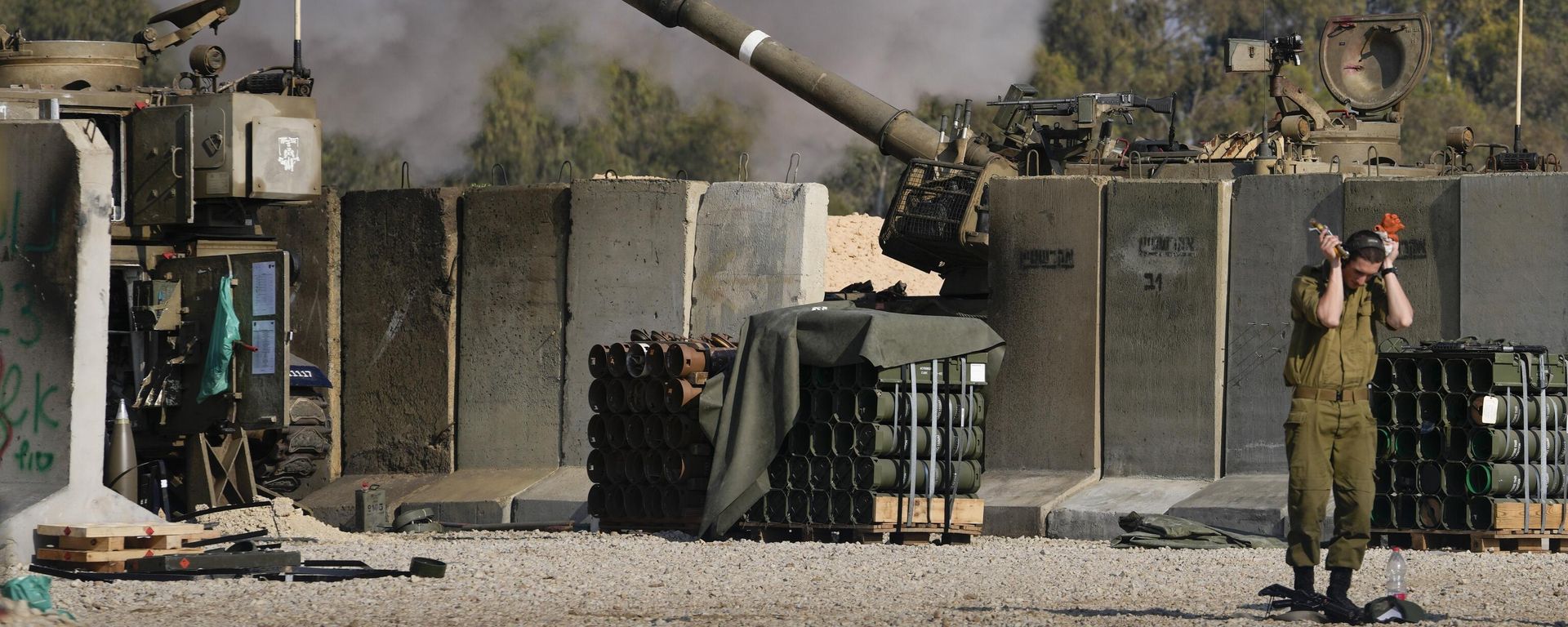 An Israeli soldier covers his ears as an artillery gunner fires into the Gaza Strip from a position in southern Israel, Thursday, Jan. 2, 2025. An Israeli soldier covers his ears as an artillery gunner fires into the Gaza Strip from a position in southern Israel, Thursday, Jan. 2, 2025. - Sputnik International, 1920, 13.01.2025