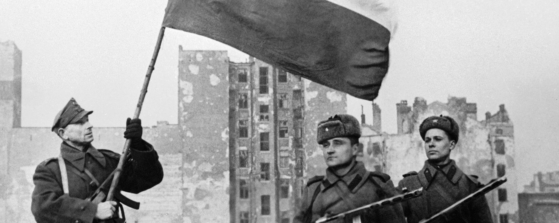 The Great Patriotic War 1941-1945. Soldiers of the Polish Army (on the left ) and the Red Army (right) raise the national flag of Poland over liberated Warsaw. The Great Patriotic War 1941-1945. Soldiers of the Polish Army (on the left ) and the Red Army (right) raise the national flag of Poland over liberated Warsaw. - Sputnik International, 1920, 17.01.2025