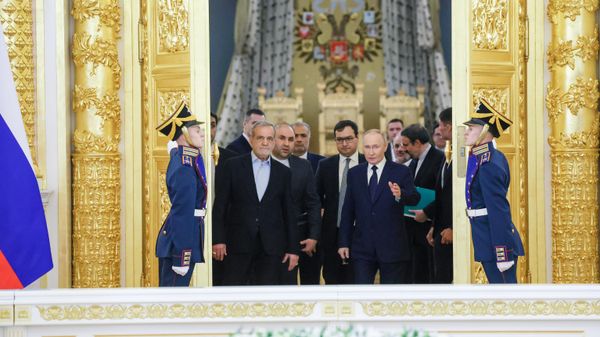 Russian President Vladimir Putin and Iranian President Masoud Pezeshkian during a meeting in Moscow. - Sputnik International