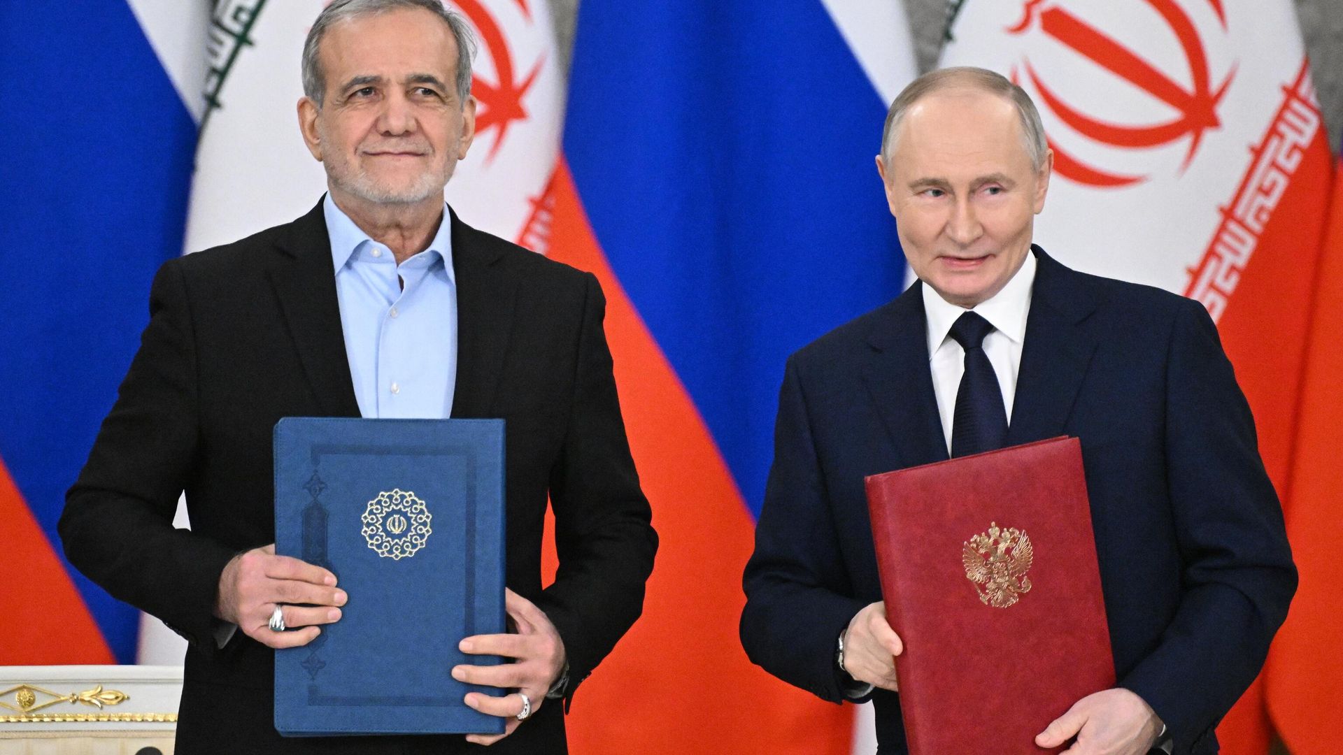 Russian President Vladimir Putin and Iranian President Masoud Pezeshkian Russian President Vladimir Putin and Iranian President Masoud Pezeshkian - Sputnik International, 1920, 17.01.2025
