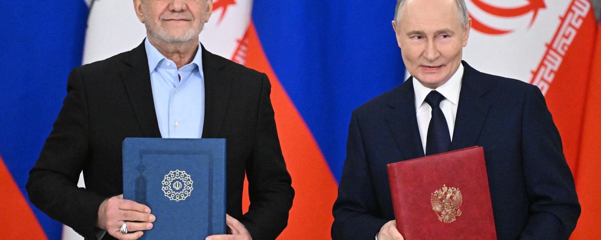 Russian President Vladimir Putin and Iranian President Masoud Pezeshkian Russian President Vladimir Putin and Iranian President Masoud Pezeshkian - Sputnik International, 1920, 17.01.2025