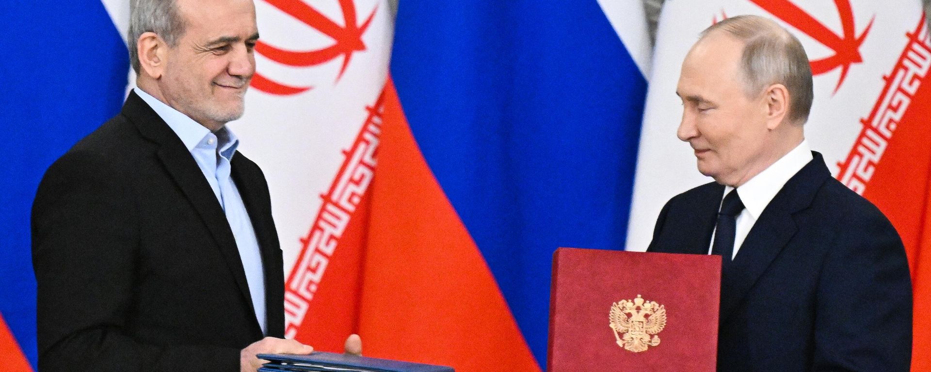 Russian President Vladimir Putin and Iranian President Masoud Pezeshkian during the signing of the agreement  - Sputnik International, 1920, 22.04.2025
