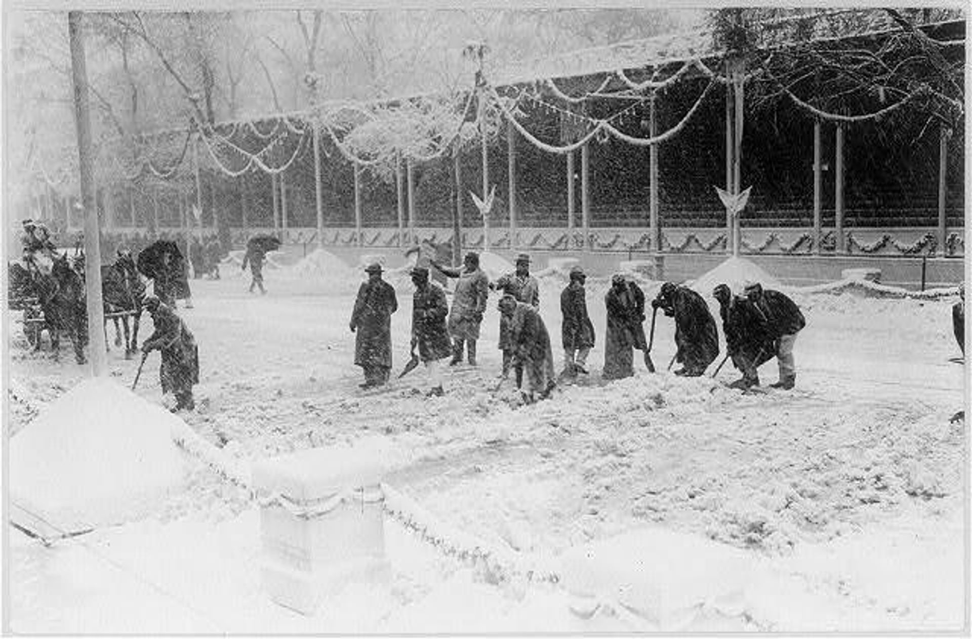 Workmen in Washington clear snow in front of the White House reviewing stand on Inauguration Day, March 4, 1909. Workmen in Washington clear snow in front of the White House reviewing stand on Inauguration Day, March 4, 1909. - Sputnik International, 1920, 19.01.2025