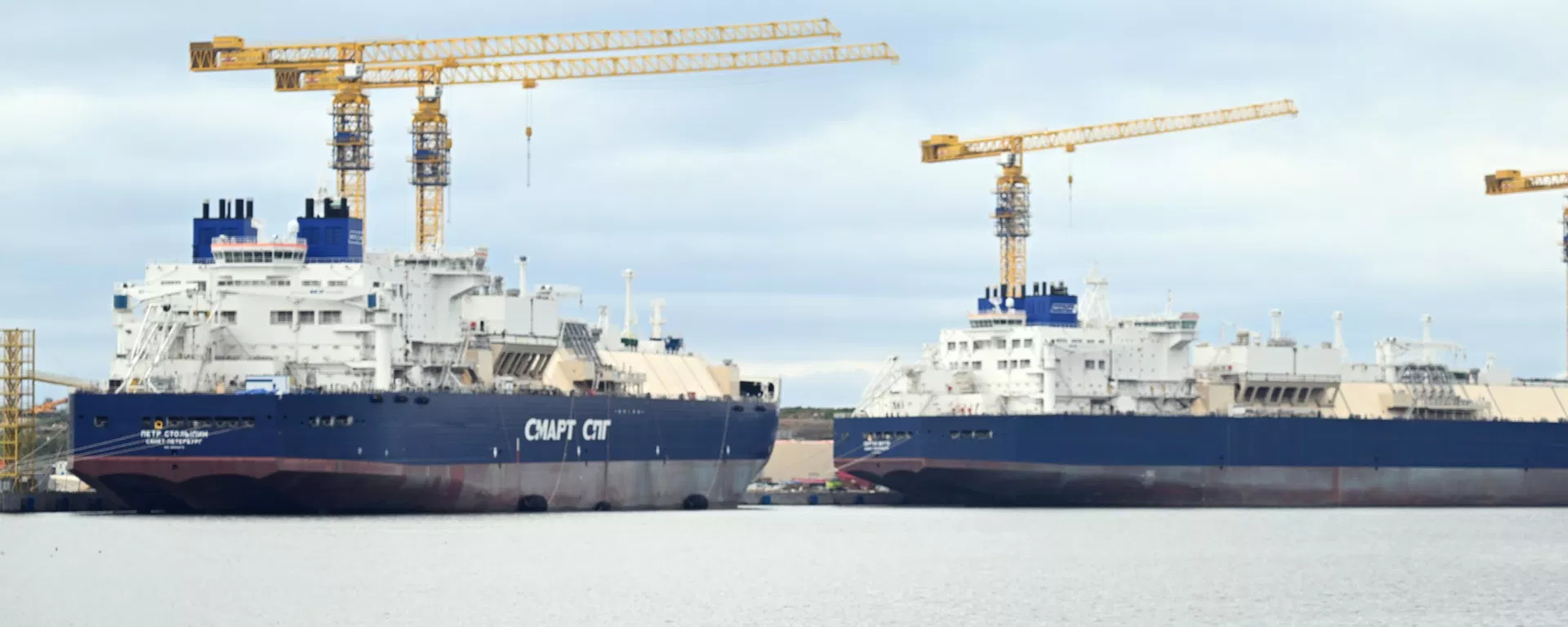 Icebreaking LNG tanker Pyotr Stolypin is seen moored to the pier of the Zvezda shipbuilding complex in Primorsky Krai region, Russia. - Sputnik International, 1920, 06.08.2026