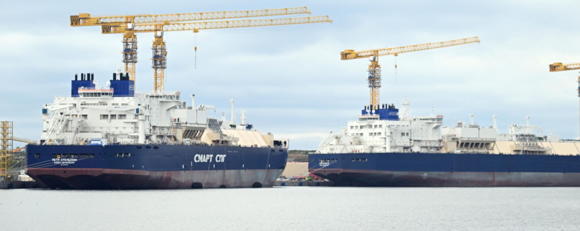 Icebreaking LNG tanker Pyotr Stolypin is seen moored to the pier of the Zvezda shipbuilding complex in Primorsky Krai region, Russia. Icebreaking LNG tanker Pyotr Stolypin is seen moored to the pier of the Zvezda shipbuilding complex in Primorsky Krai region, Russia. - Sputnik International, 1920, 20.01.2025