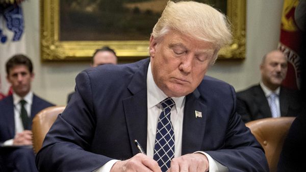  President Donald Trump signs an executive order in the Roosevelt Room of the White House in Washington, April 25, 2017. - Sputnik International
