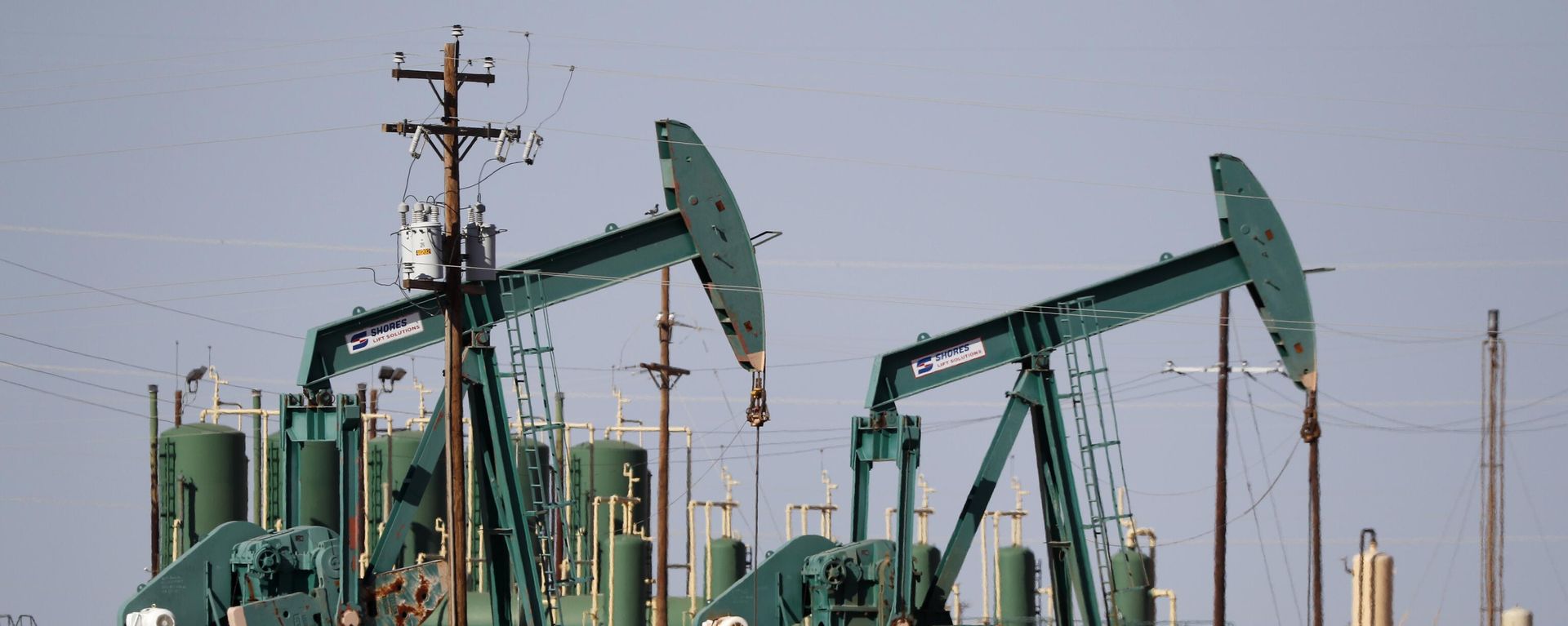 In this Wednesday, July 29, 2020 file photo, a view of a pump jack operateing in an oil field in Midland, Texas.  - Sputnik International, 1920, 17.04.2026