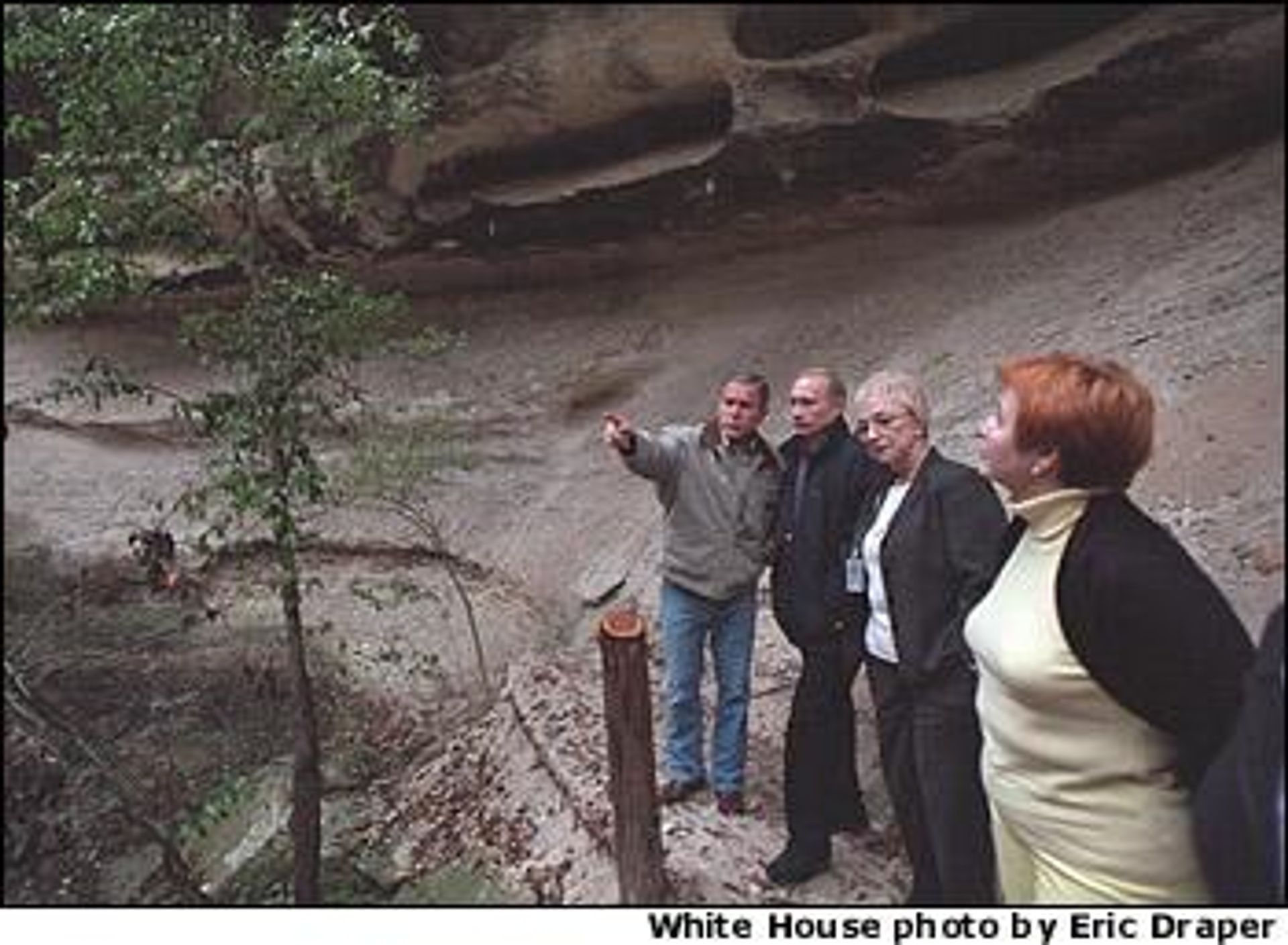 Screenshot of image showing President George W. Bush and Russian President Vladimir Putin touring a canyon and waterfall at the Bush Ranch in Crawford, Texas, Wednesday, Nov. 14, 2001. (WHITE HOUSE PHOTO BY ERIC DRAPER). Screenshot of image showing President George W. Bush and Russian President Vladimir Putin touring a canyon and waterfall at the Bush Ranch in Crawford, Texas, Wednesday, Nov. 14, 2001. (WHITE HOUSE PHOTO BY ERIC DRAPER). - Sputnik International, 1920, 25.01.2025
