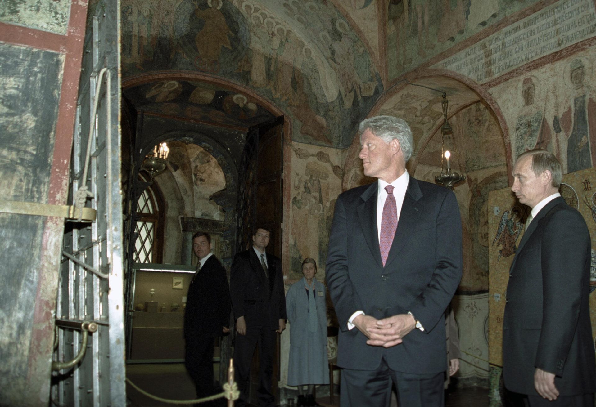 Russian President Vladimir Putin and U.S. President Bill Clinton in the Kremlin's Assumption Cathedral during Russian-U.S. summit in 2000. Russian President Vladimir Putin and U.S. President Bill Clinton in the Kremlin's Assumption Cathedral during Russian-U.S. summit in 2000. - Sputnik International, 1920, 25.01.2025