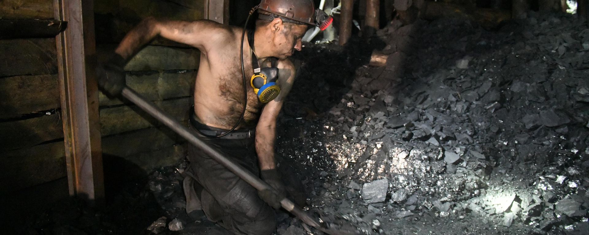 Miners mine coal in the Donetsk People's Republic, Russia. Miners mine coal in the Donetsk People's Republic, Russia. - Sputnik International, 1920, 26.01.2025