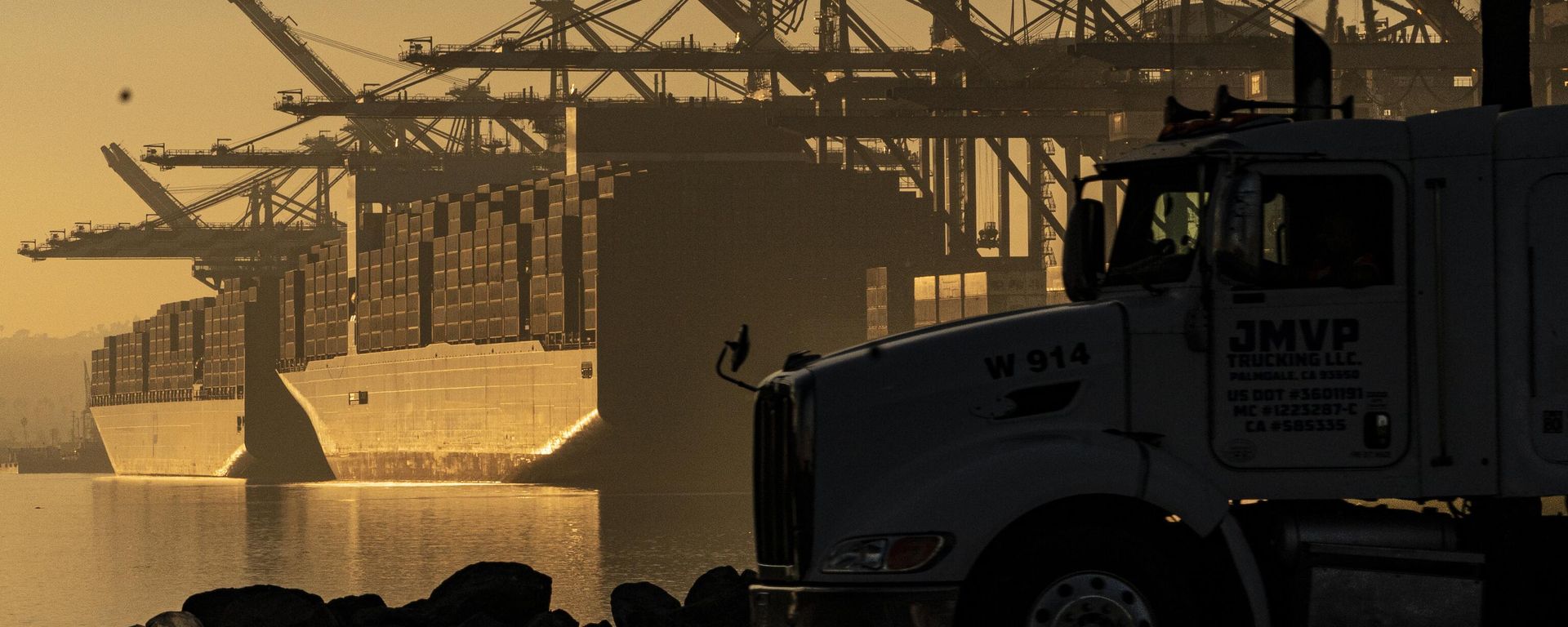 FILE - A truck arrives to pick up a shipping container near vessels moored at Maersk APM Terminals Pacific at the Port of Los Angeles. FILE - A truck arrives to pick up a shipping container near vessels moored at Maersk APM Terminals Pacific at the Port of Los Angeles. - Sputnik International, 1920, 26.01.2025