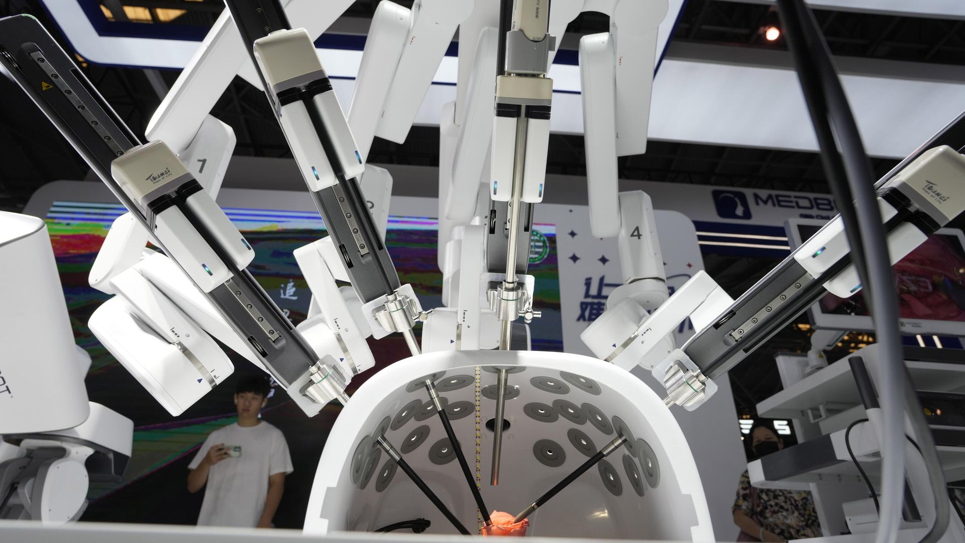 A visitor stand near a robotic surgeon from Chinese firm Medrobot demonstrating its skills on a rose during the 2023 World Artificial Intelligence Conference in Shanghai, Thursday, July 6, 2023. A visitor stand near a robotic surgeon from Chinese firm Medrobot demonstrating its skills on a rose during the 2023 World Artificial Intelligence Conference in Shanghai, Thursday, July 6, 2023. - Sputnik International, 1920, 28.01.2025
