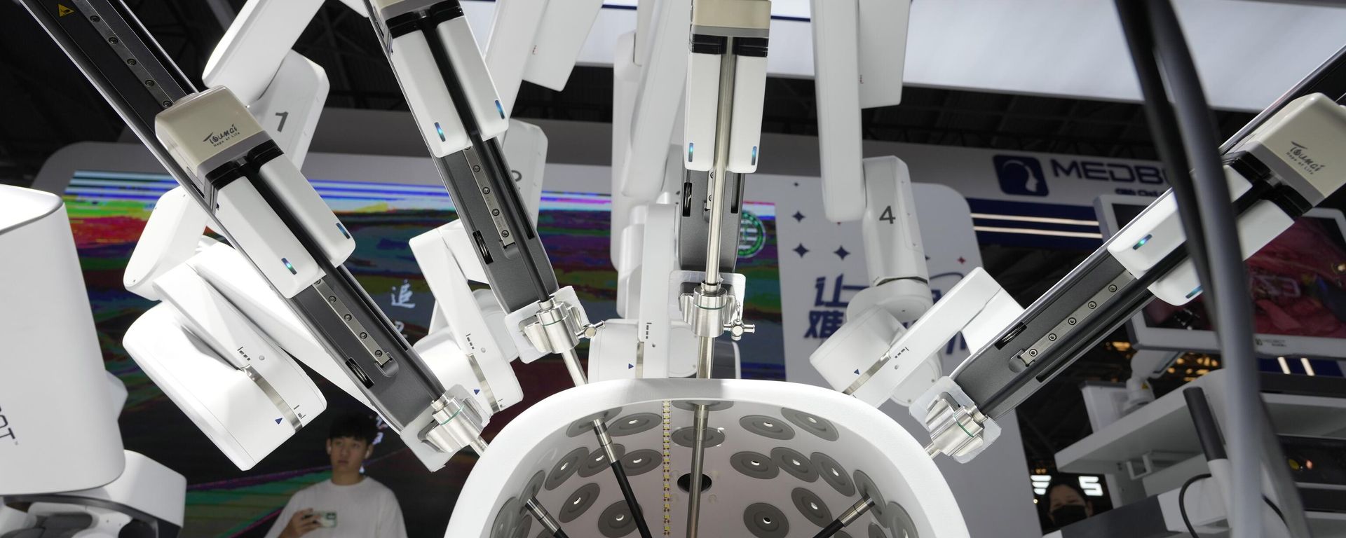 A visitor stand near a robotic surgeon from Chinese firm Medrobot demonstrating its skills on a rose during the 2023 World Artificial Intelligence Conference in Shanghai, Thursday, July 6, 2023. A visitor stand near a robotic surgeon from Chinese firm Medrobot demonstrating its skills on a rose during the 2023 World Artificial Intelligence Conference in Shanghai, Thursday, July 6, 2023. - Sputnik International, 1920, 28.01.2025