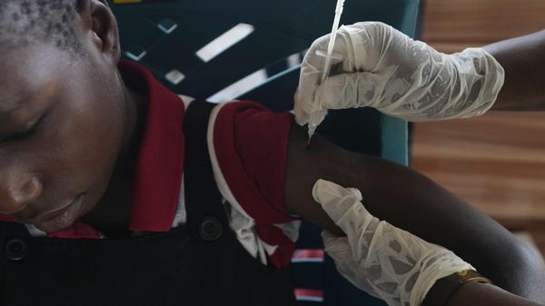 A health worker administers a cervical cancer vaccine HPV Gardasil to a girl on the street in Ibadan, Nigeria, on May 27, 2024. A health worker administers a cervical cancer vaccine HPV Gardasil to a girl on the street in Ibadan, Nigeria, on May 27, 2024. - Sputnik International