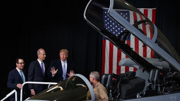 President Donald Trump talks with Boeing test pilot Steve Schmidt during a tour of fighter aircraft at the Boeing Company, Wednesday, March 14, 2018, in St. Louis. - Sputnik International