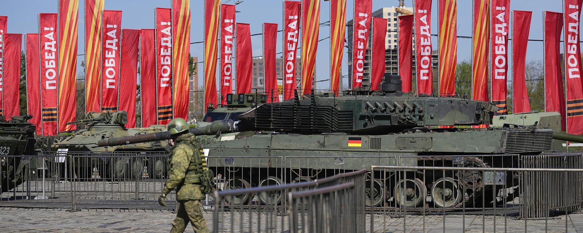A Russian soldier walks past a Leopard 2A6 tank that belonged to the Ukrainian army is seen on display in Moscow. Tuesday, April 30, 2024. A Russian soldier walks past a Leopard 2A6 tank that belonged to the Ukrainian army is seen on display in Moscow. Tuesday, April 30, 2024. - Sputnik International, 1920, 18.02.2025