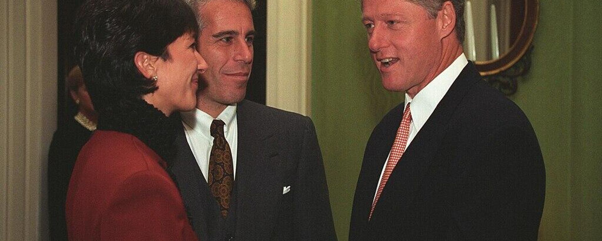 President Clinton with Jeffrey Epstein and Ghislaine Maxwell in the White House, September 1993 - Sputnik International, 1920, 04.02.2026