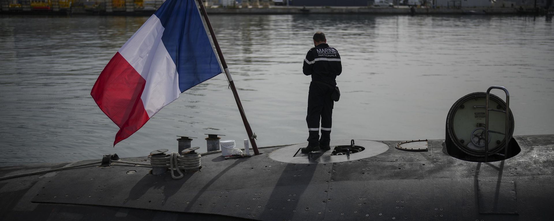 File photo. A sailor prepares a French Rubis-class submarine at the Toulon naval base in southern France, Monday, April 15, 2024. The nuclear powered submarine will be guarding France's Charles de Gaulle aircraft carrier during training exercises dubbed Neptune Strike in the Mediterranean. File photo. A sailor prepares a French Rubis-class submarine at the Toulon naval base in southern France, Monday, April 15, 2024. The nuclear powered submarine will be guarding France's Charles de Gaulle aircraft carrier during training exercises dubbed Neptune Strike in the Mediterranean. - Sputnik International, 1920, 06.03.2025