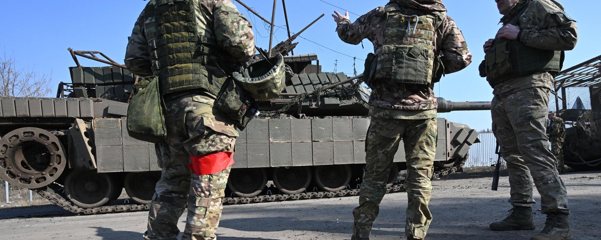 Russian servicemen are seen near Ukraine's destroyed M1 Abrams tank. File photo - Sputnik International, 1920, 03.04.2026